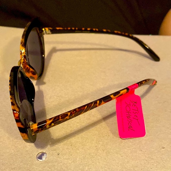 Betsey Johnson sunglasses, NWT, leopard print/design, 100% UV PROTECTION. - Picture 13 of 16